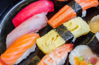 suşi plaka üzerinde