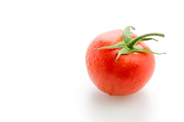 Domates beyazda izole.