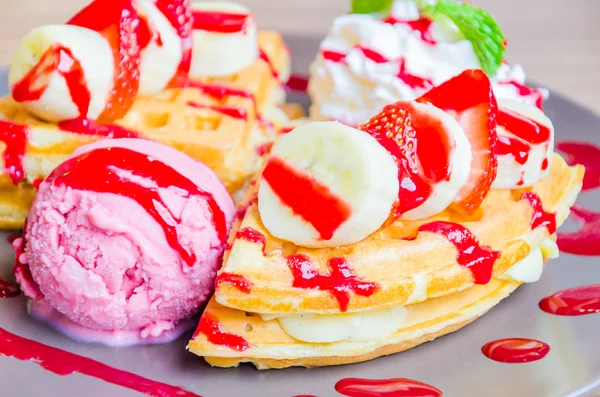 Strawberry banana pancake — Stock Photo, Image