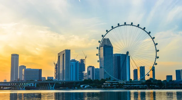 SINGAPORE - JUNHO 23: Em uma altura de 165m, Singapore Flyer é o — Fotografia de Stock