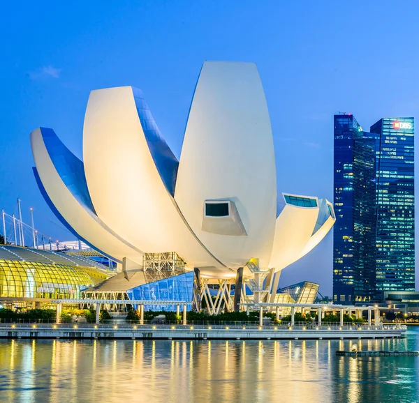 Singapore, singapore - 25 juni: de skyline van singapore verlicht — Stockfoto