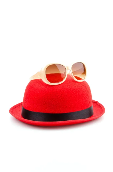 Lunettes de soleil chapeau rouge isolé fond blanc — Photo