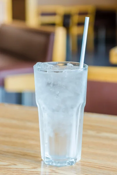 Vidro de água gelada — Fotografia de Stock