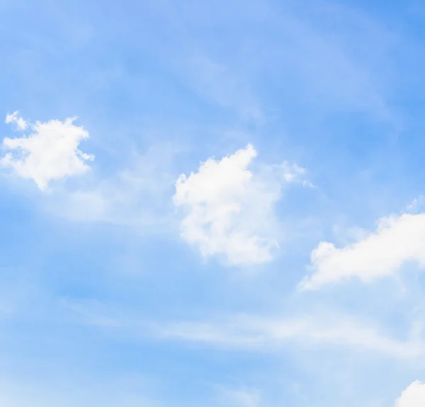 Nube en el cielo azul — Foto de Stock