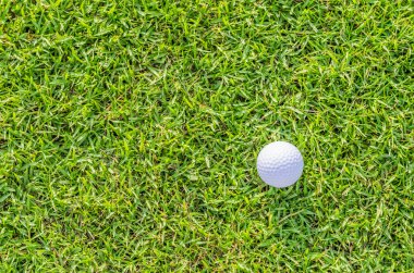 Yeşil çimlerin üzerinde golf topu