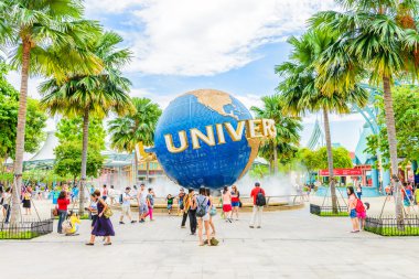 Singapur - 25 Haziran: turist ve pic alarak Tema parkı ziyaretçi