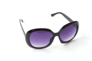 Güneş gözlüğü beyaza izole edilmiş