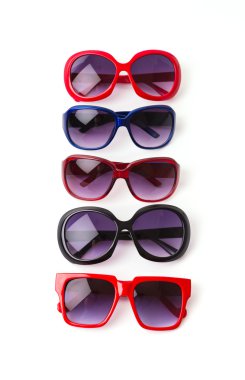 Güneş gözlüğü beyaza izole edilmiş