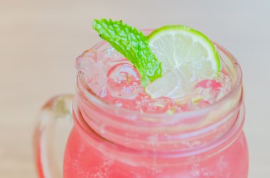 pembe limonata suyu kokteyli