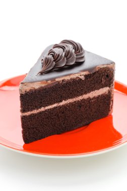 Beyaz arka planda izole edilmiş çikolatalı pasta