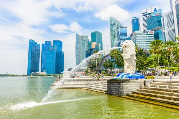 Singapore - den 22 juni, 2014: utsikt över singapore merlion på marina b — Stockfoto