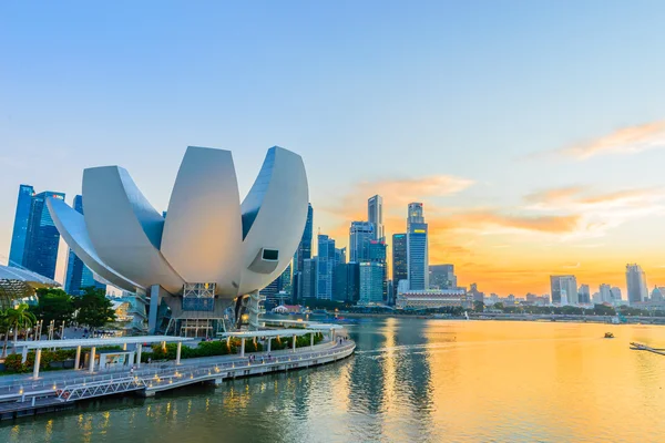 SINGAPORE - JUNHO 24: ArtScience Museum on JUNE 24, 2014 in Singa — Fotografia de Stock