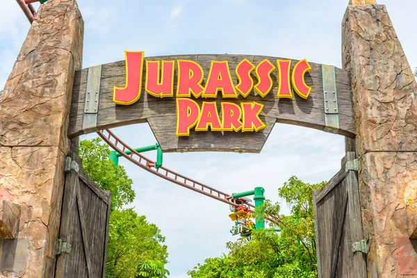 SINGAPORE - JUNE 25: Tourists and theme park visitors taking pic — Stock Photo, Image