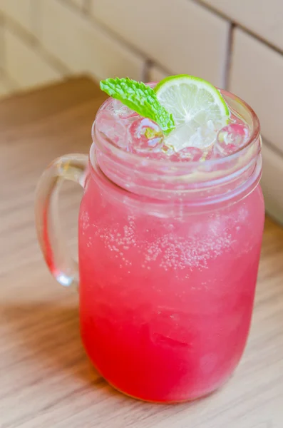 Cocktail de suco de limonada rosa — Fotografia de Stock