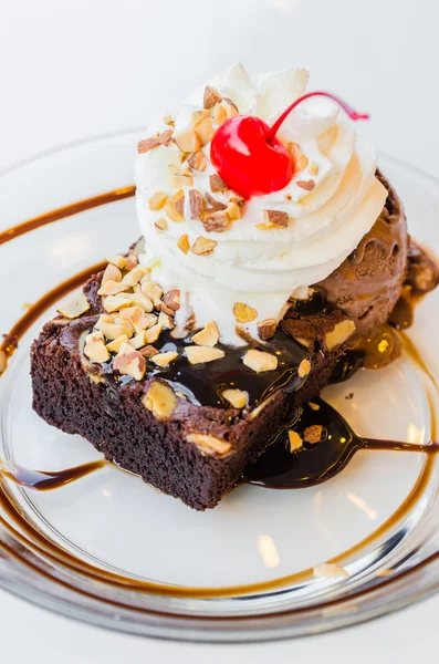 Chocolade brownie icecream en cherry — Stockfoto