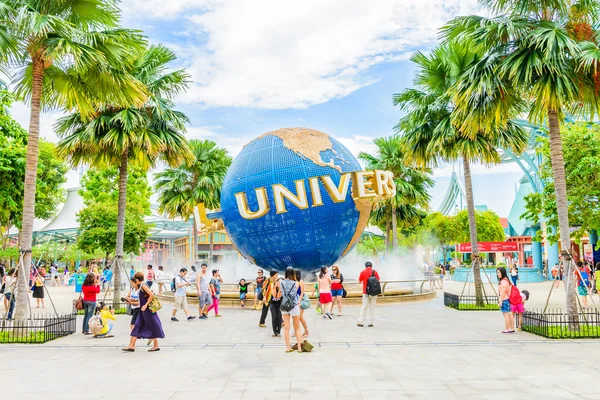 CINGAPORE - JUNHO 25: Turistas e visitantes do parque temático tirar foto — Fotografia de Stock