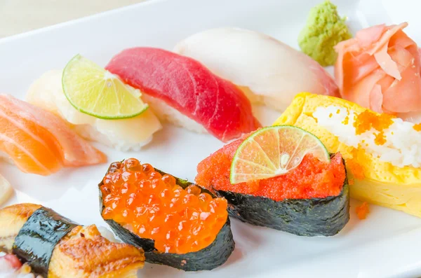 Sushi na placa — Fotografia de Stock