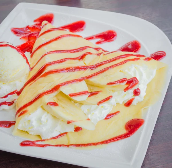 Strawberry crepe dessert — Stock Photo, Image