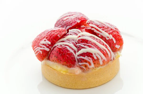 Tarte aux fraises isolée sur blanc — Photo