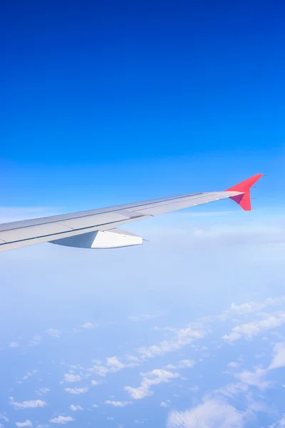 Kijken via venster vliegtuig tijdens de vlucht in vleugel met een nic — Stockfoto