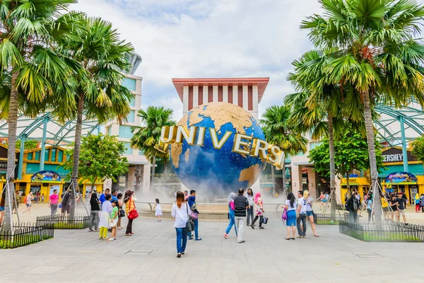 CINGAPORE - JUNHO 25: Turistas e visitantes do parque temático tirar foto — Fotografia de Stock