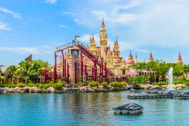 turistler ve universal studios önünde büyük dönen küre çeşme resimleri alarak Tema parkı ziyaretçi