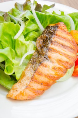 ızgara somon salata