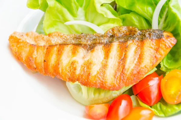 Salada de salmão Grill — Fotografia de Stock