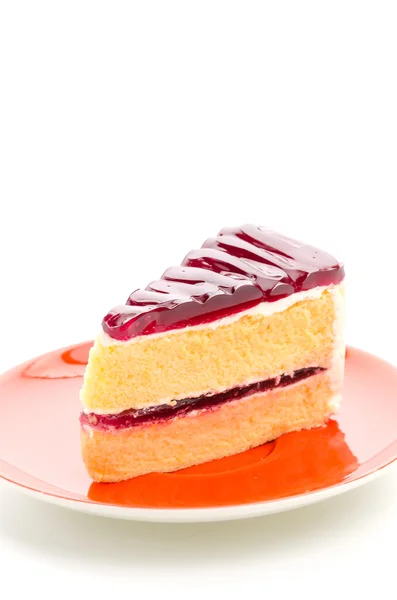 Gâteau aux fraises isolé sur fond blanc — Photo