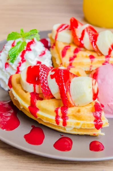 Strawberry banana pancake — Stockfoto