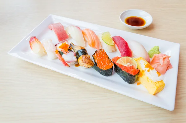 Sushi pe farfurie — Fotografie, imagine de stoc