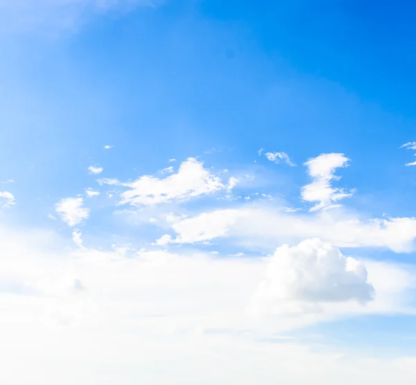 Wolk op blauwe lucht — Stockfoto