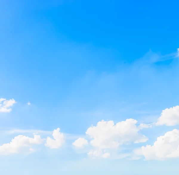 Nubes en el cielo azul — Foto de Stock