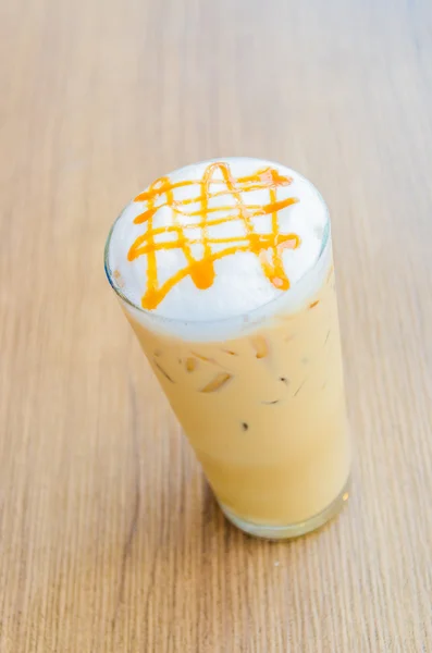 Карамельный кофе со льдом — стоковое фото