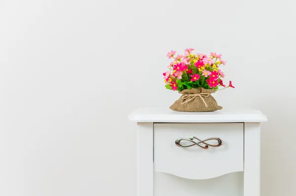 Flor na mesa de cabeceira — Fotografia de Stock