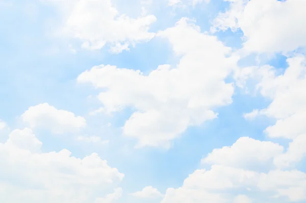 Тучи на голубом небе — стоковое фото