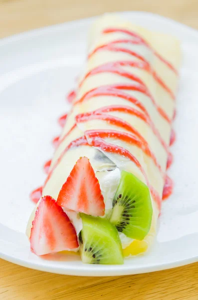 Gâteau de crêpe aux fruits — Photo