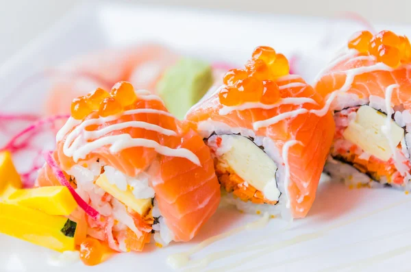 Sushi con rollos de salmón —  Fotos de Stock