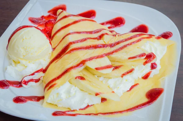 Strawberry crepe dessert — Stock Photo, Image