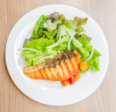 ızgara somon salata