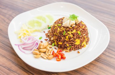 gebakken rijst met krab currykızarmış pilav köri Yengeç 