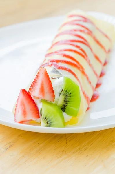 Crêpe cake van het fruit — Stockfoto