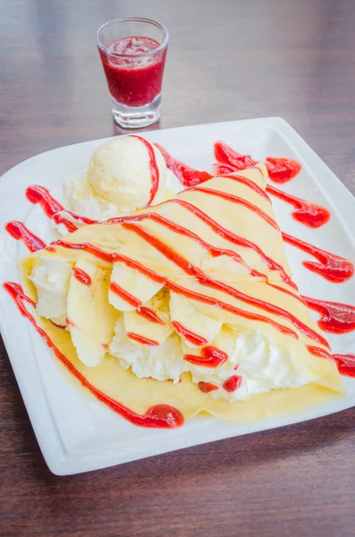 Strawberry crepe dessert — Stock Photo, Image