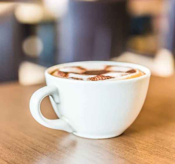 コーヒー ショップ インテリアでコーヒー カップ — ストック写真