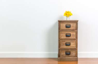 Yatağın başucunda çiçekler