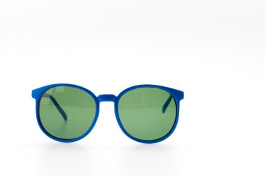 Güneş gözlüğü beyaza izole edilmiş