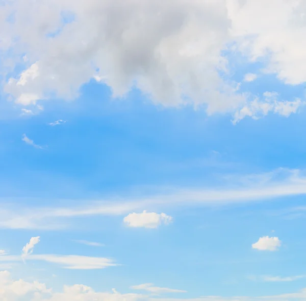 Nuages sur ciel bleu — Photo