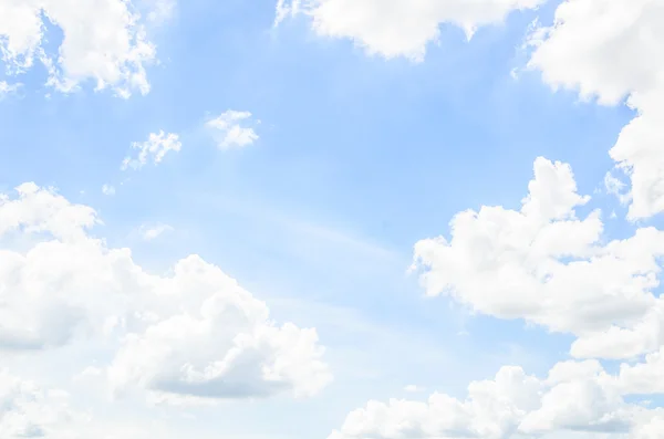 Nuvens no céu azul — Fotografia de Stock