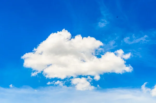 Nuvens no céu azul — Fotografia de Stock