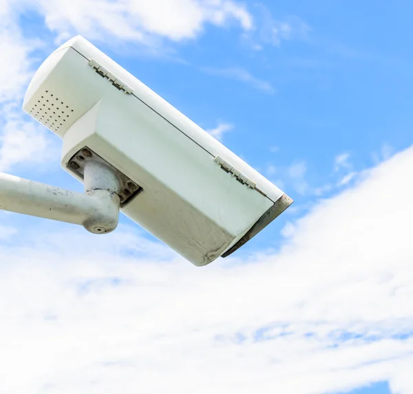 Cctv på blå himmel – stockfoto